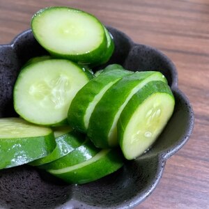 切って漬けるだけ！簡単きゅうりの中華風漬物